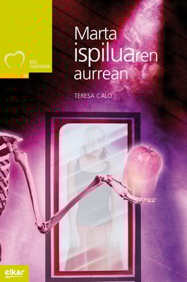Marta ispiluaren aurrean