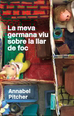 La meva germana viu sobre la llar de foc