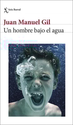 Un hombre bajo el agua