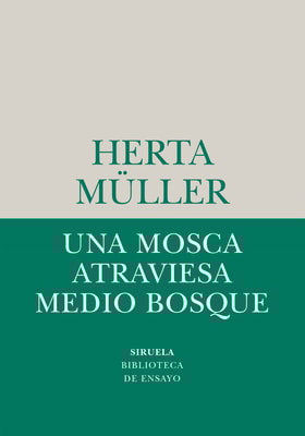 Una mosca atraviesa medio bosque