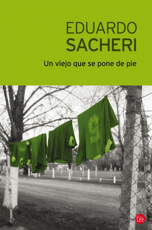 Un viejo que se pone de pie