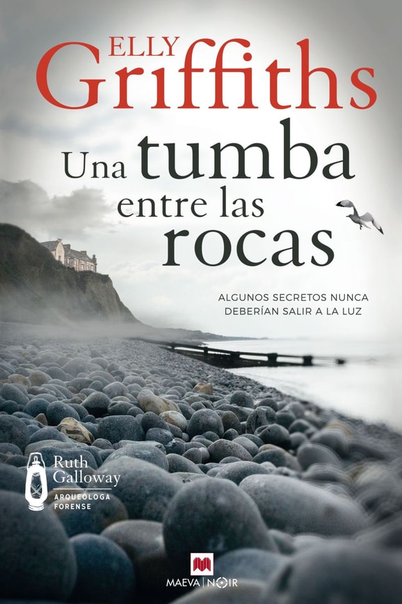 Una tumba entre las rocas