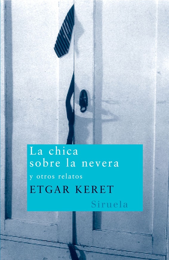 La chica sobre la nevera